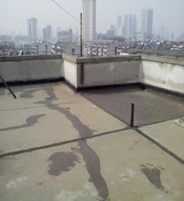 赣县漏水维修 楼顶漏水是什么原因，楼顶漏水维修方法是什么?